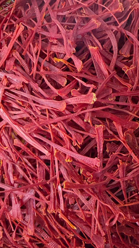 نمای نزدیک زعفران سوپر نگین اتویی زروان