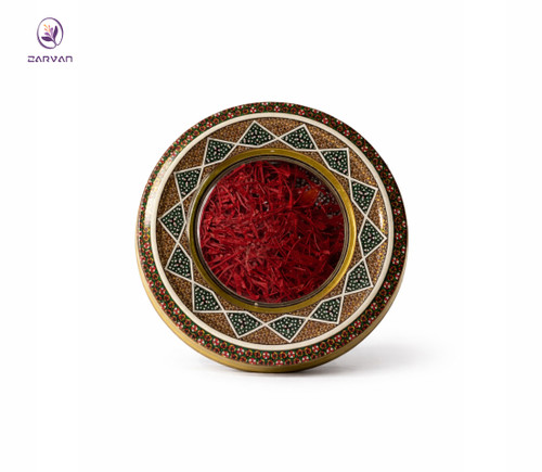 نمای روبروی زعفران سوپر نگین اتویی صادراتی زروان در ظرف خاتم