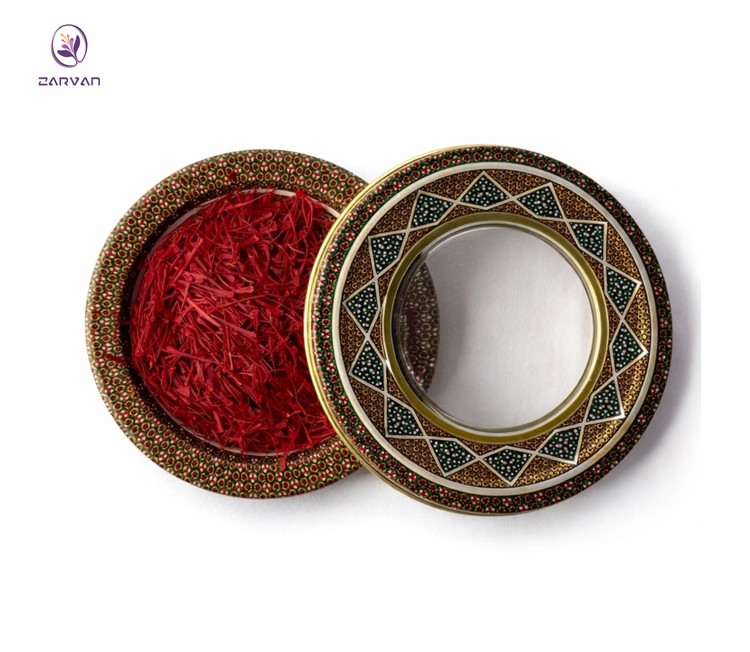 نمای روبروی زعفران سوپر نگین اتویی صادراتی زروان در ظرف خاتم با درب باز