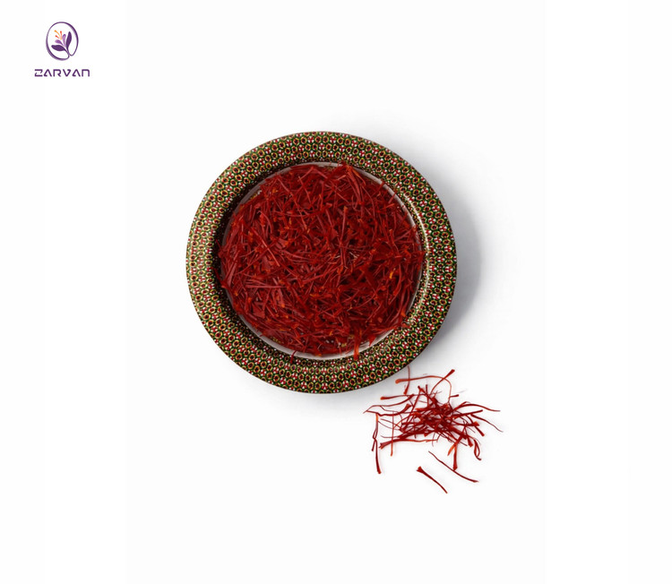نمای روبروی زعفران سوپر نگین اتویی صادراتی زروان در ظرف خاتم بدون درب با مقداری زعفران بیرون ریخته شده